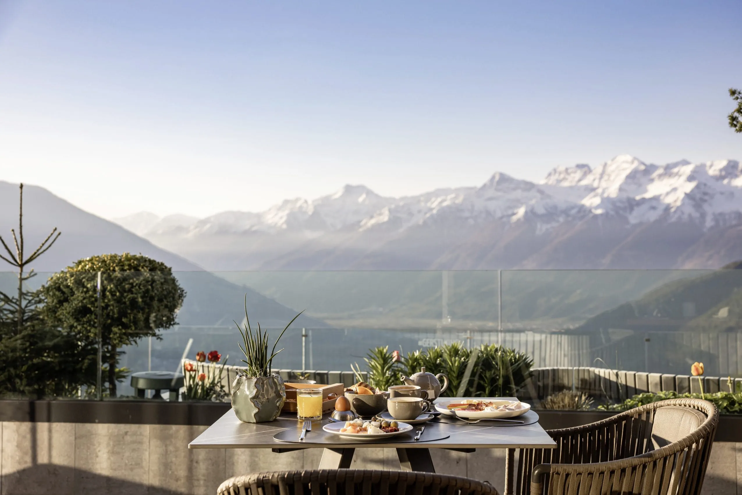 Fr&uuml;hst&uuml;ck wird im DAS GERSTL auf der Panorama-Terrasse mit Blick auf T&auml;ler und schneebedeckte Gipfel serviert.