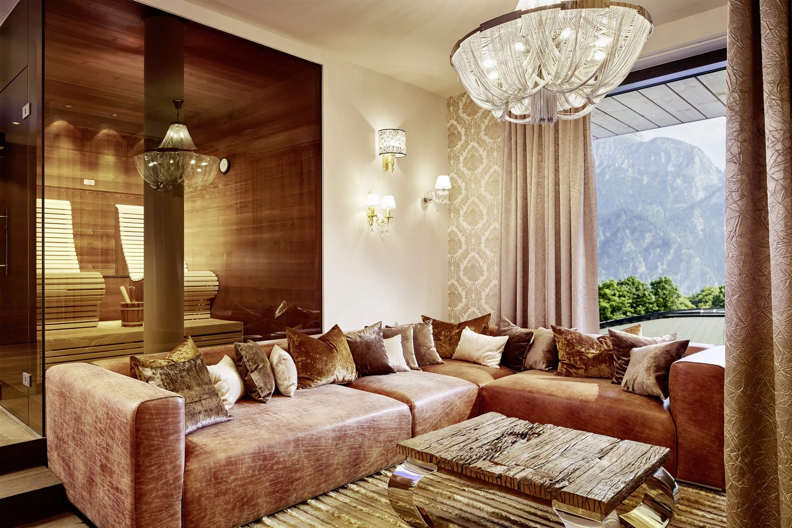 Blick ins Zimmer des König Ludwig Inspiration Spa mit eigener Sauna und royalem Interieur.