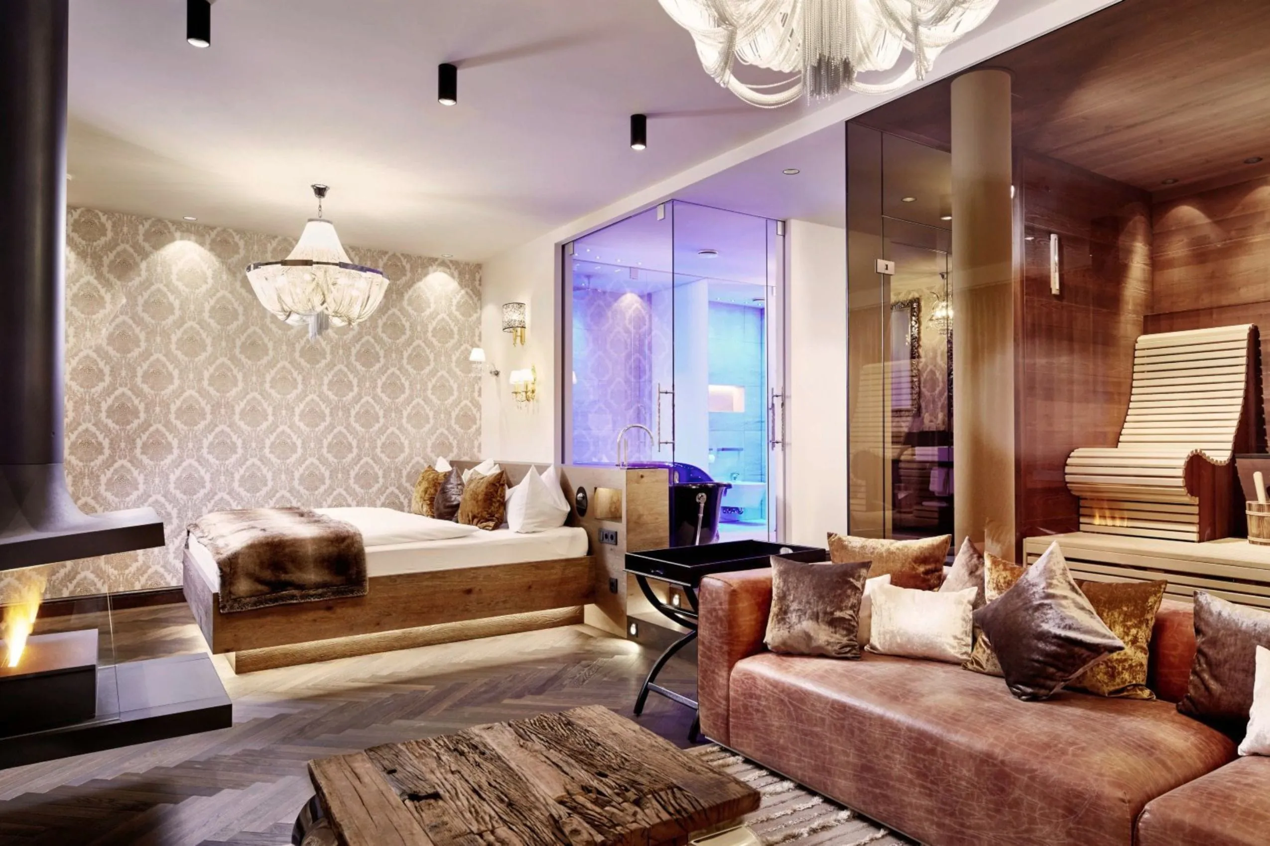Blick in die Suite des König Ludwig Inspiration Spa mit eigener Sauna und prasselndem Kamin.