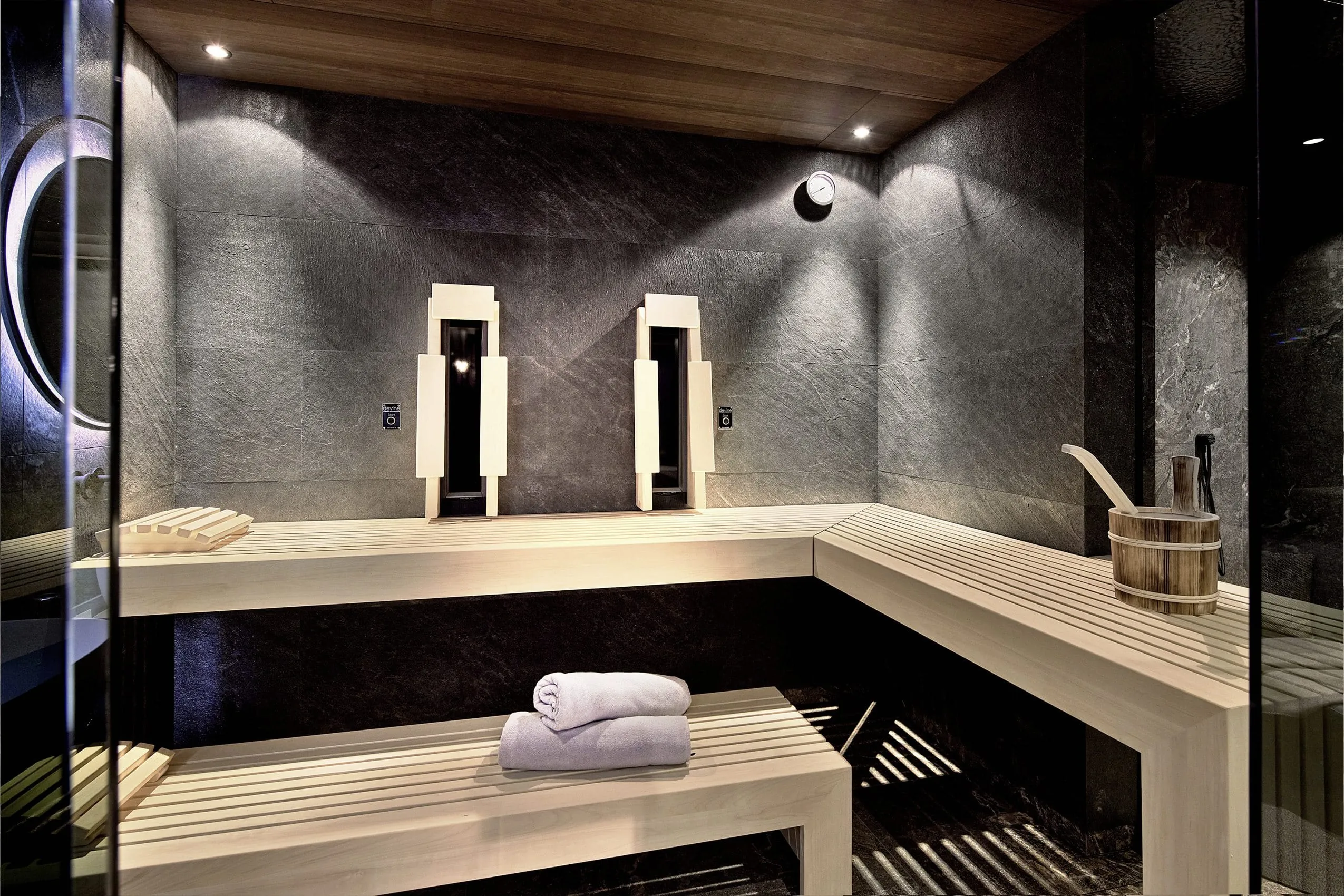 Private Sauna im Wellness- & Sporthotel Jagdhof mit schwarzen Wandseiten.
