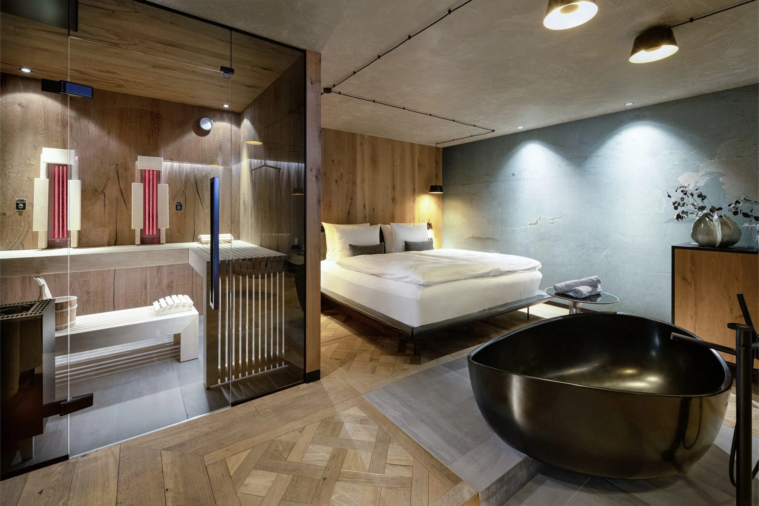 Blick ins Zimmer mit eigener Sauna und freistehender Wanne im Wellness- & Sporthotel Jagdhof