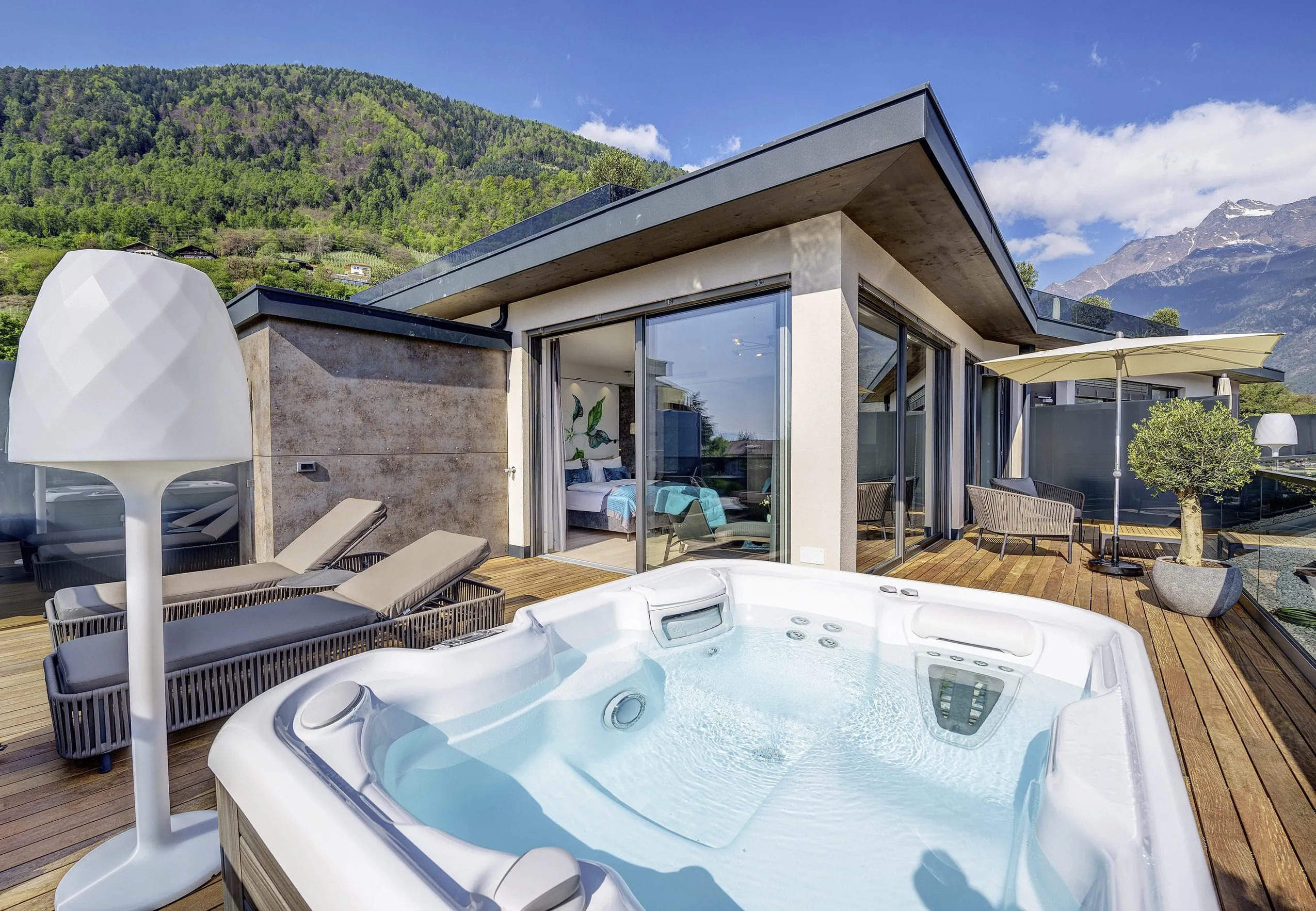 Whirlpool auf der Dachterrasse der Suite im La Maiena Meran Resort.