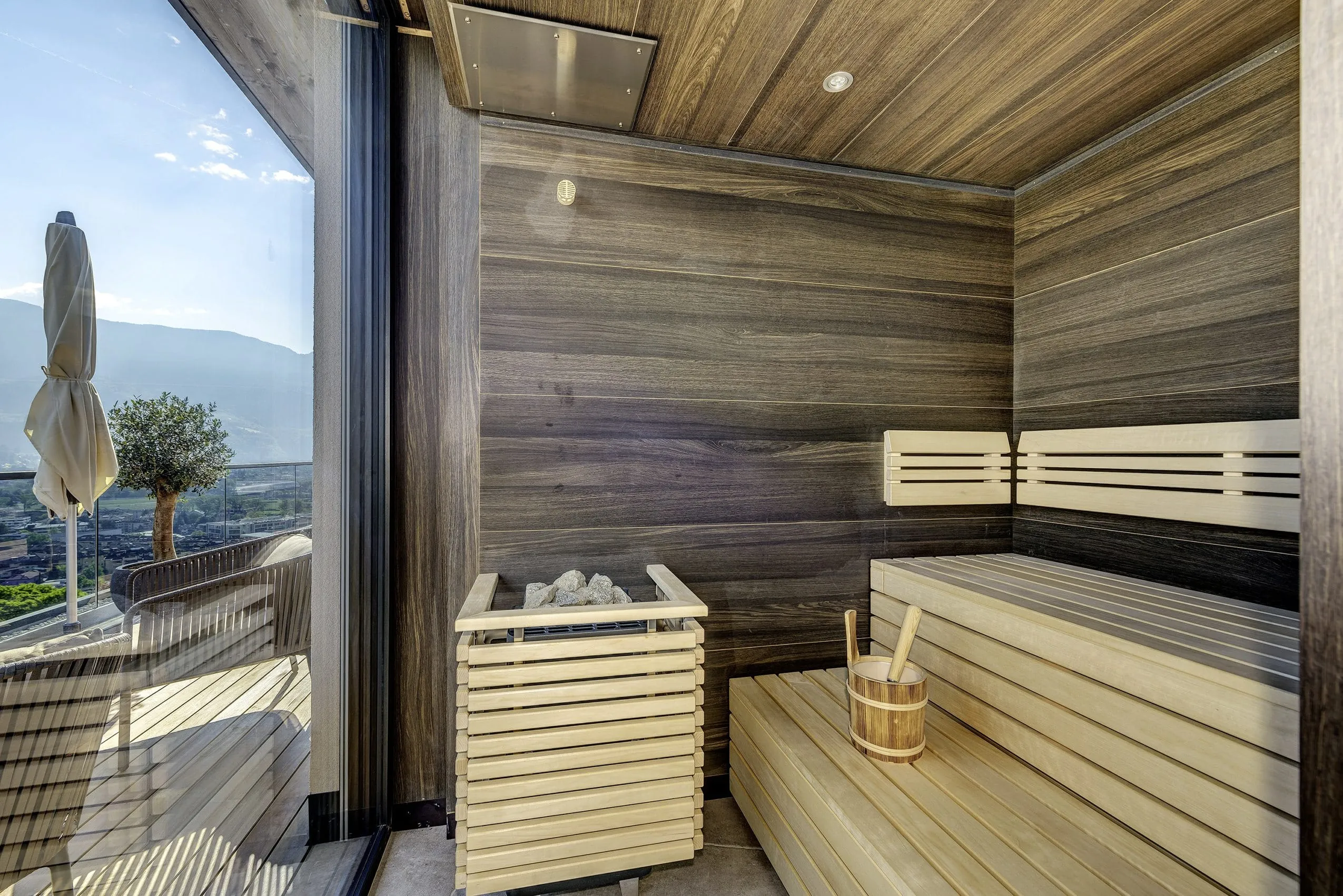 Eigene Sauna im La Maiena Meran Resort mit Blick auf die Dachterrasse.