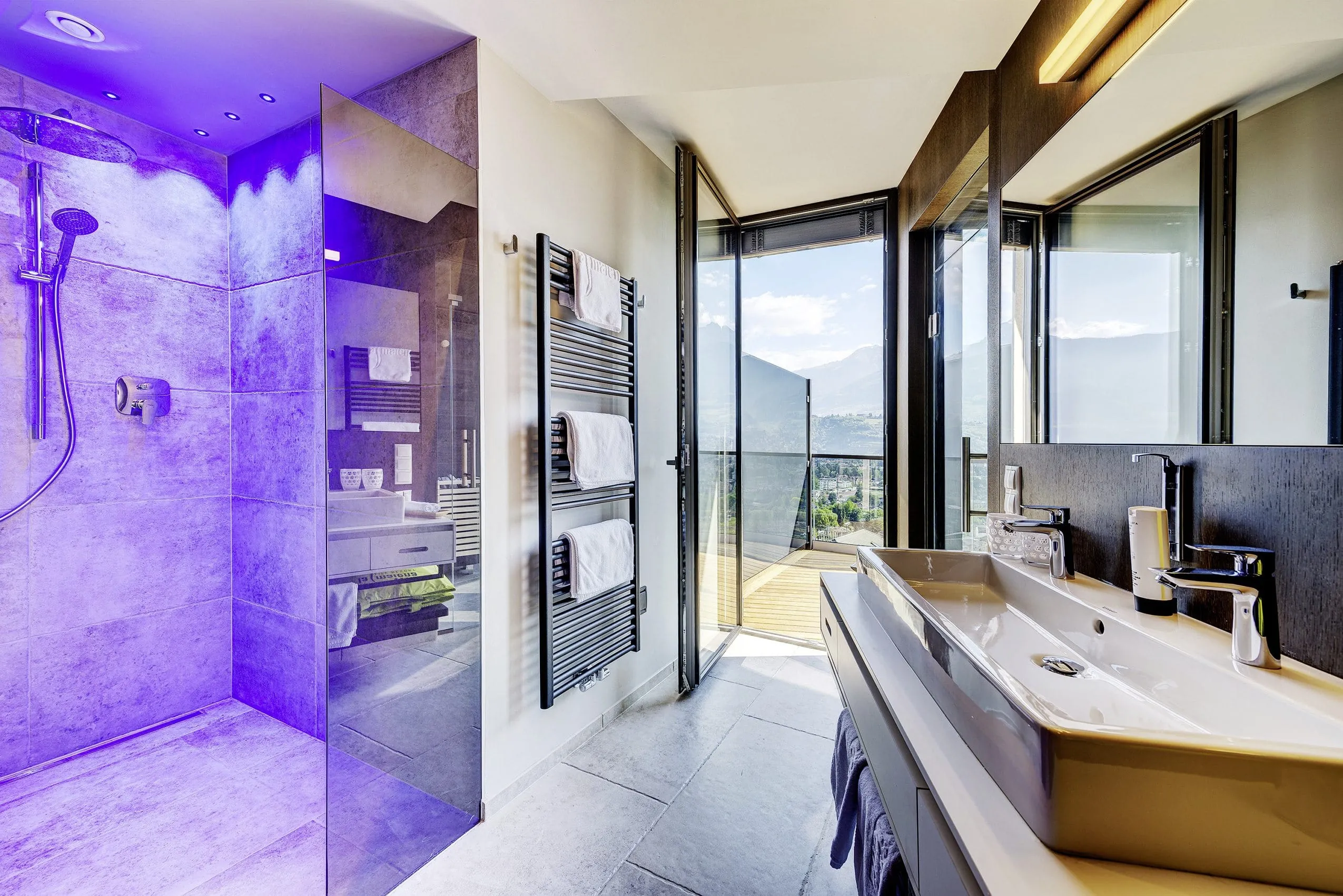 Badezimmer mit Regendusche und Terrasse im La Maiena Meran Resort.