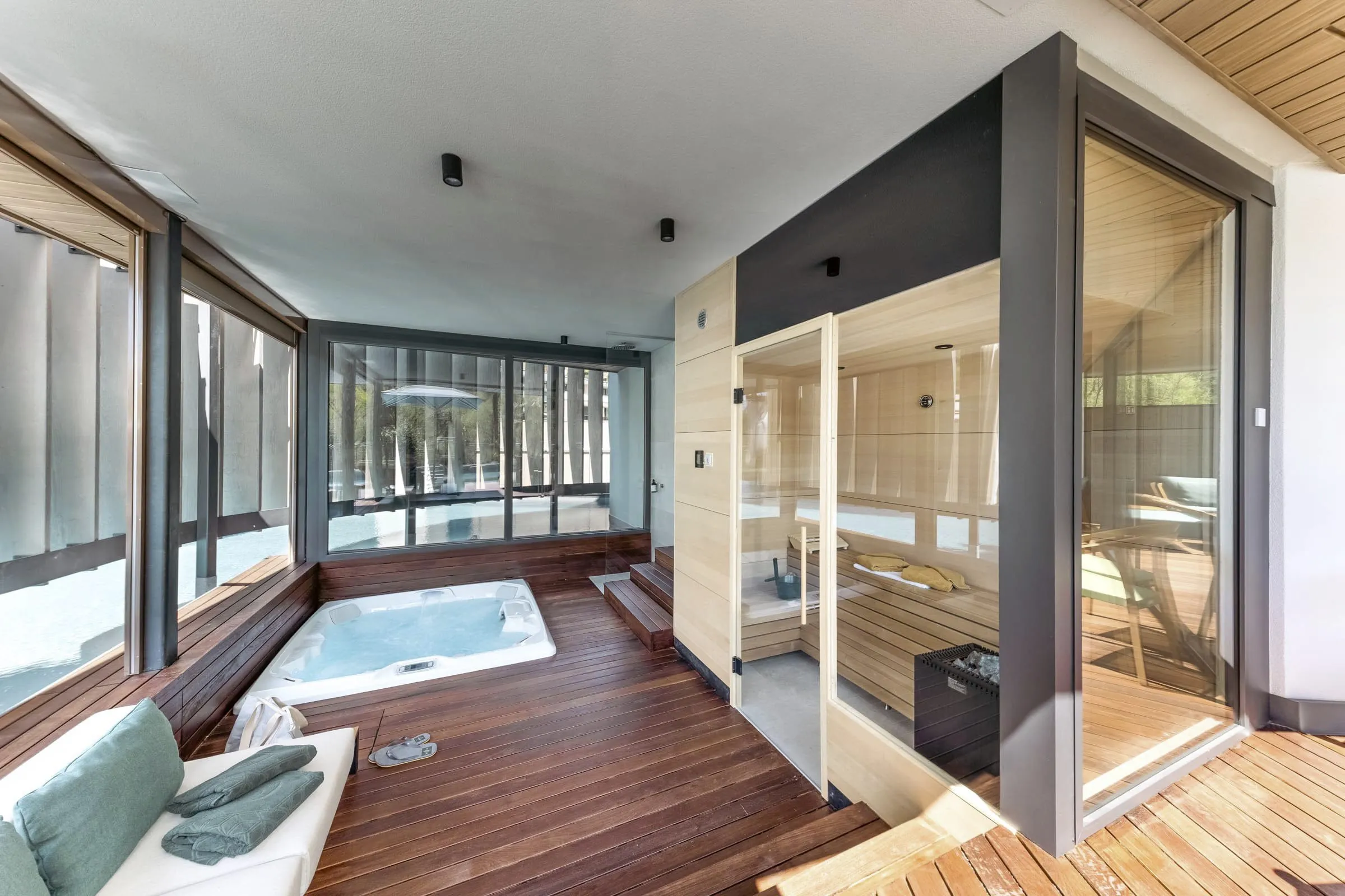 Blick auf die Privat-Sauna mit Whirlpool im Quellenhof See Lodge.