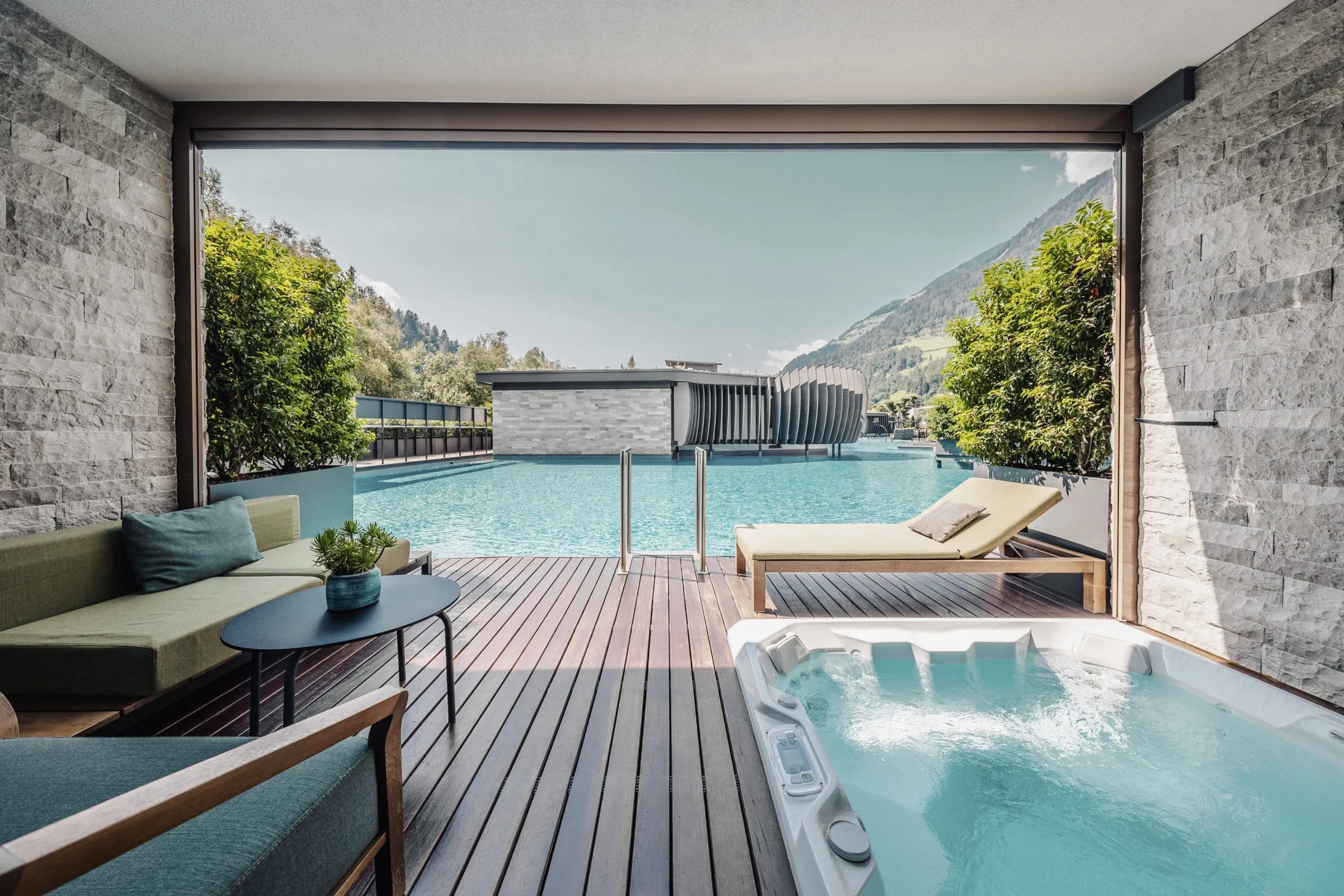 Whirlpool auf der überdachten Terrasse mit direktem Einstieg in den Pool im Quellenhof See Lodge.