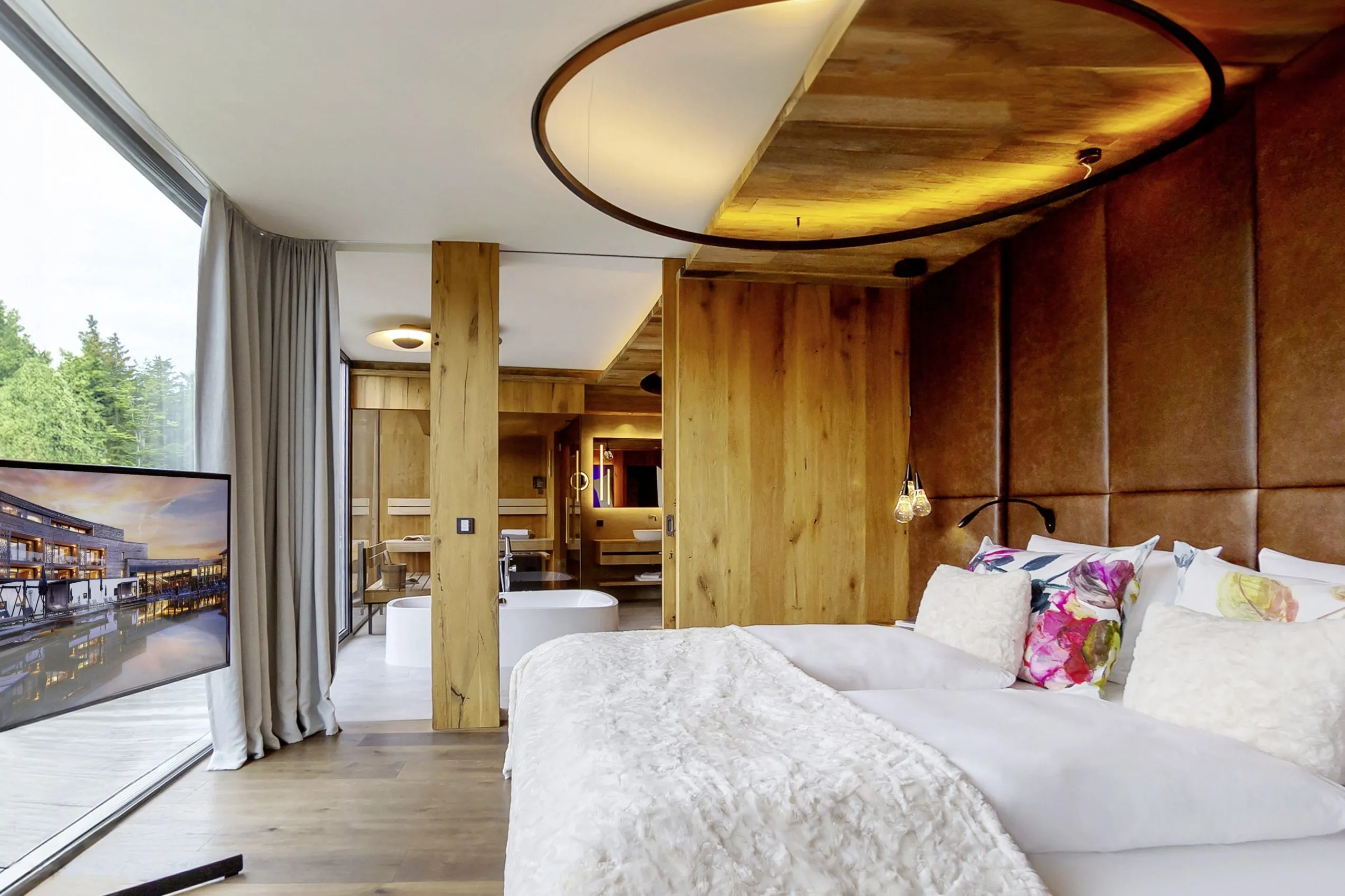 Suite mit Doppelbett und langer Holzfront im Wellness & Naturresort Reischlhof **** Superior.