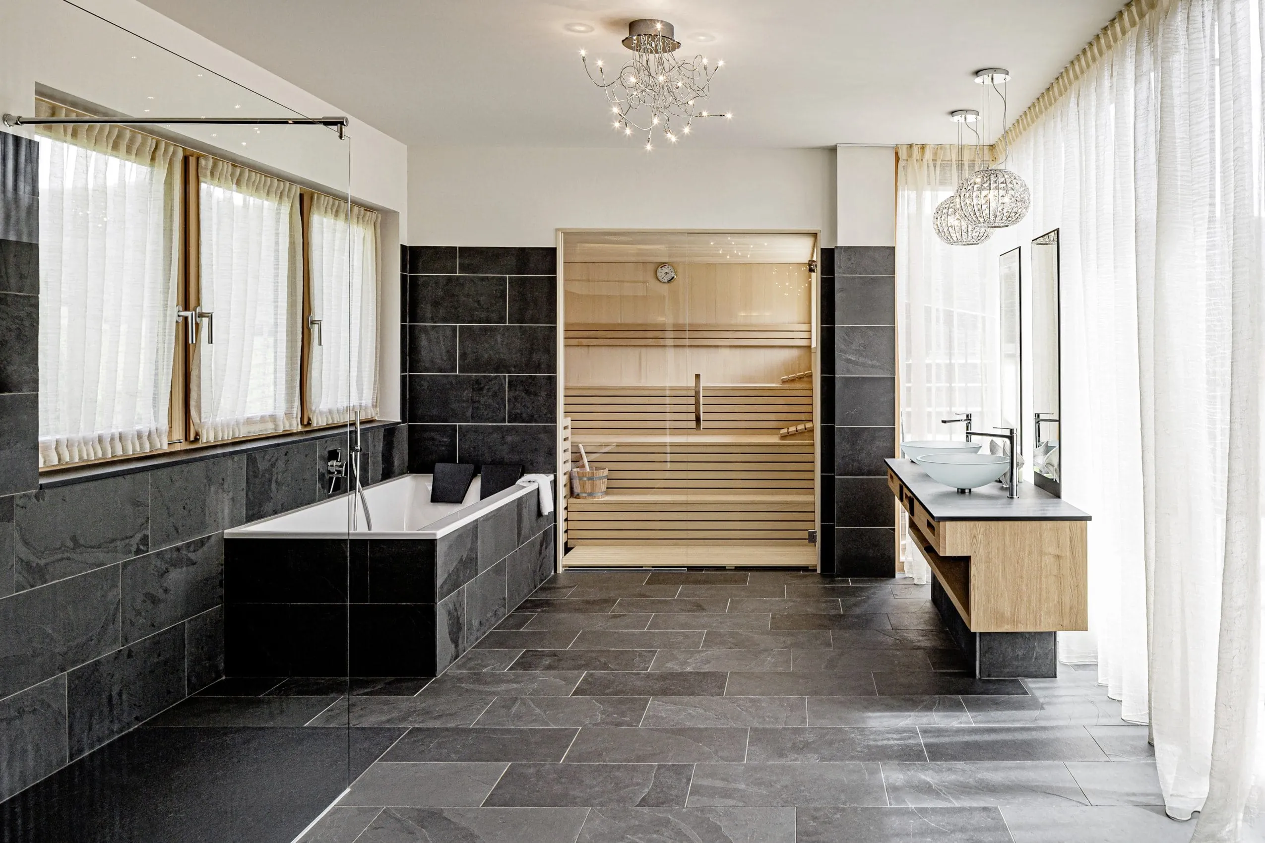 Das Badezimmer der Präsidenten Suite im SEELEITEN Lake Spa Hotel mit schwarzem Marmor und eigener Sauna.