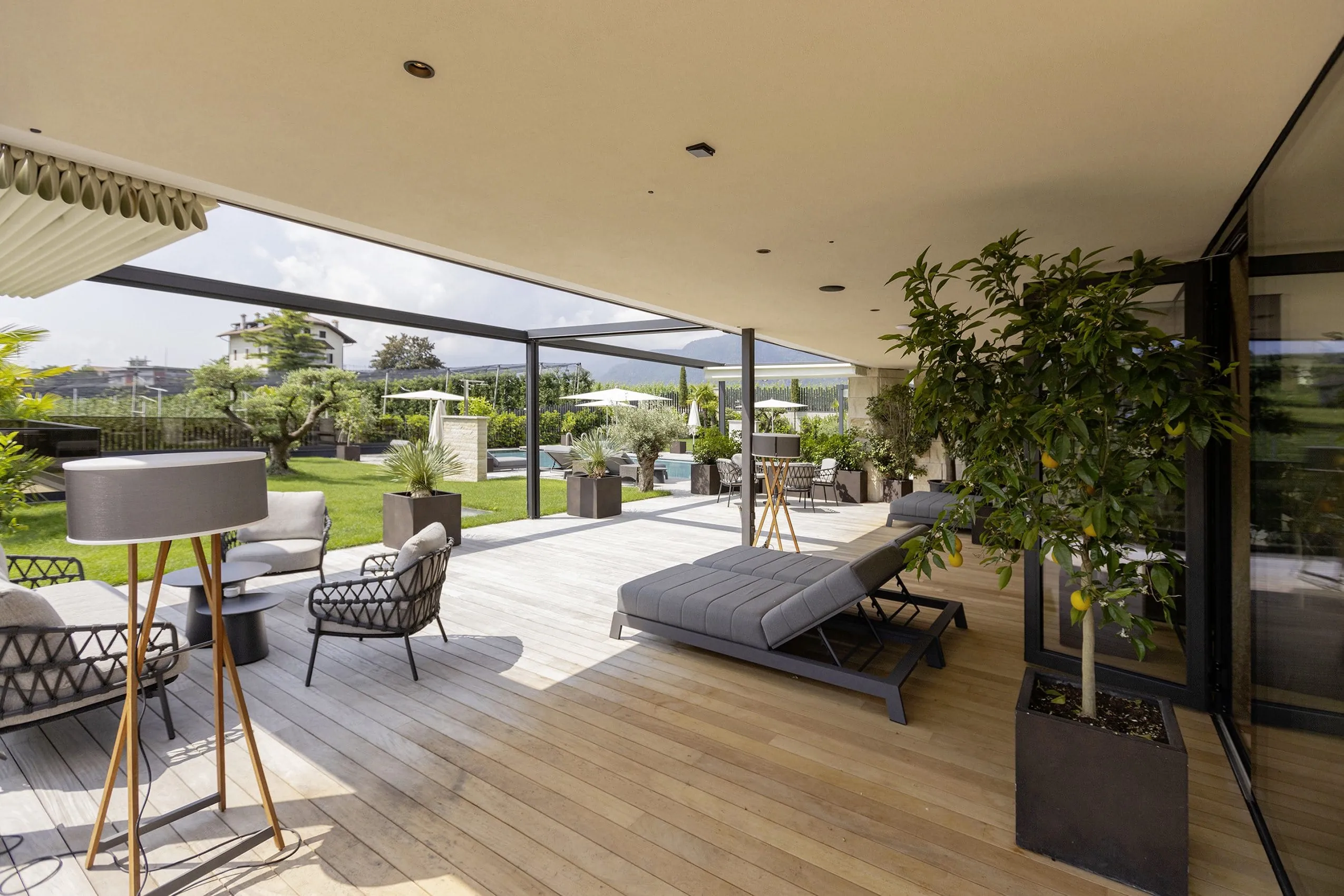 Suite mit Garten und grüner Terrasse im Weinegg Wellviva Resort mit Gartenmöbeln.
