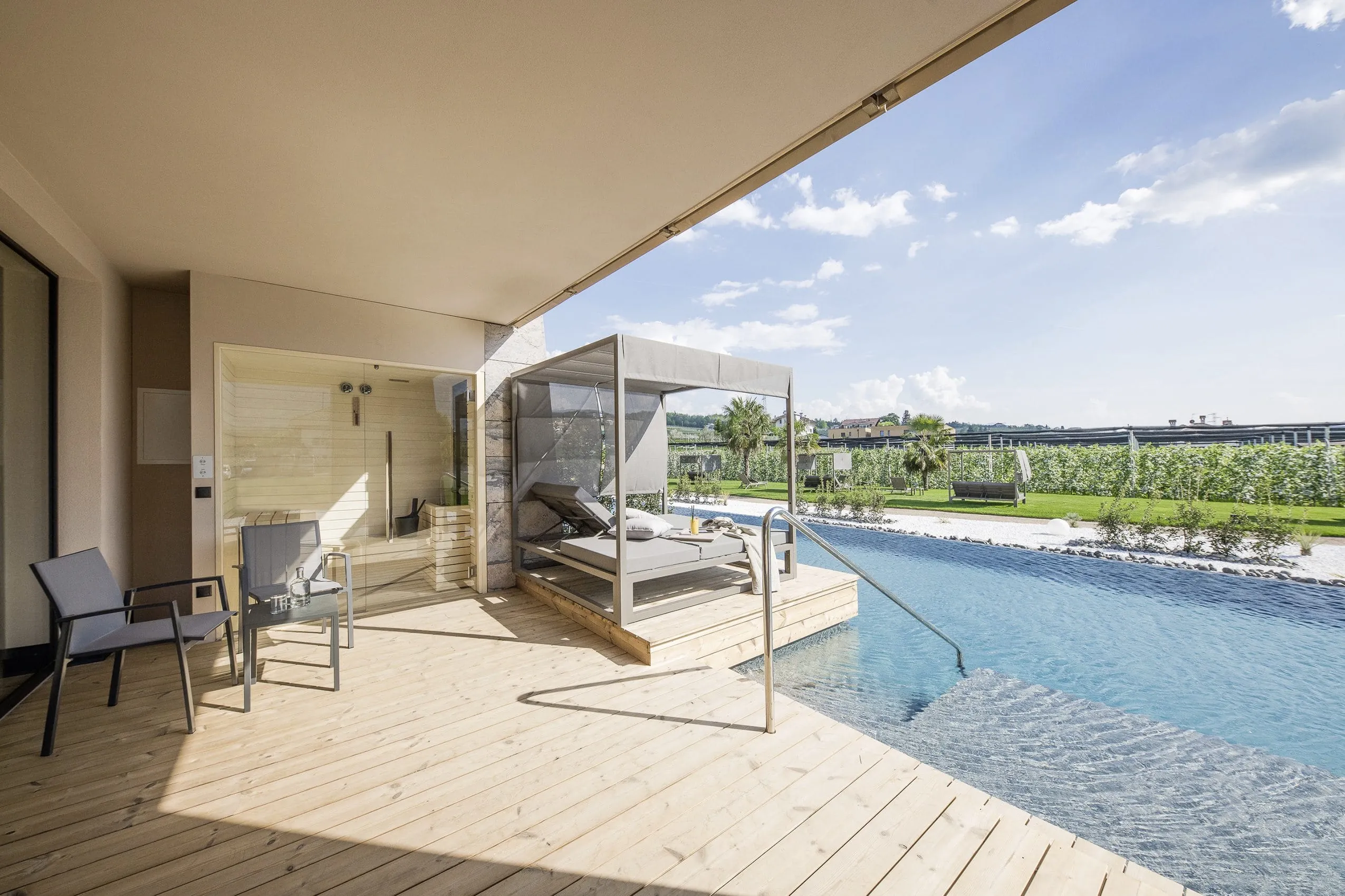 Eine Suite im Weinegg Wellviva Resort mit Terrasse und direktem Einstieg in den blauen Pool.
