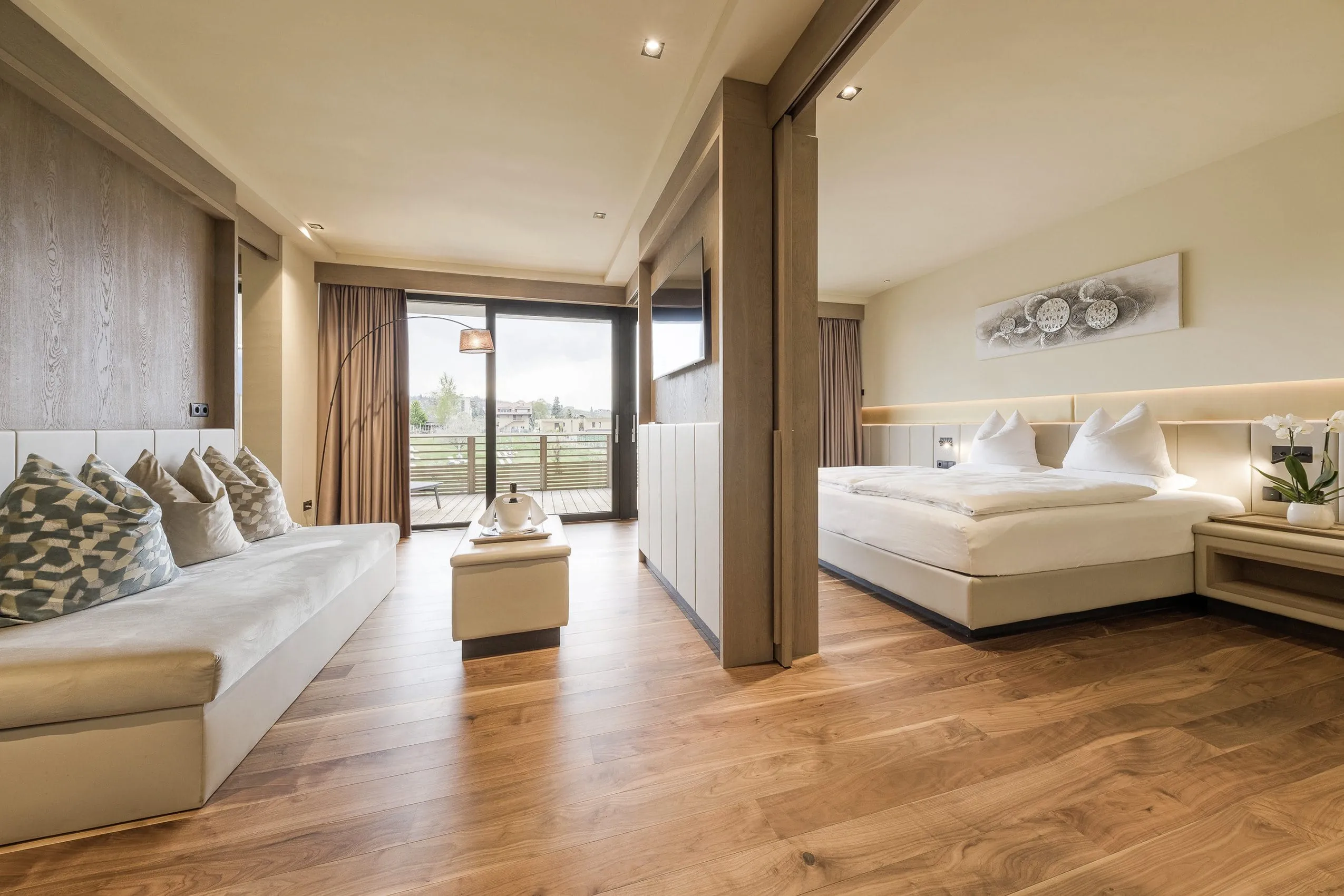 Blick in die Suite im Weinegg Wellviva Resort mit abgetrenntem Schlafraum.