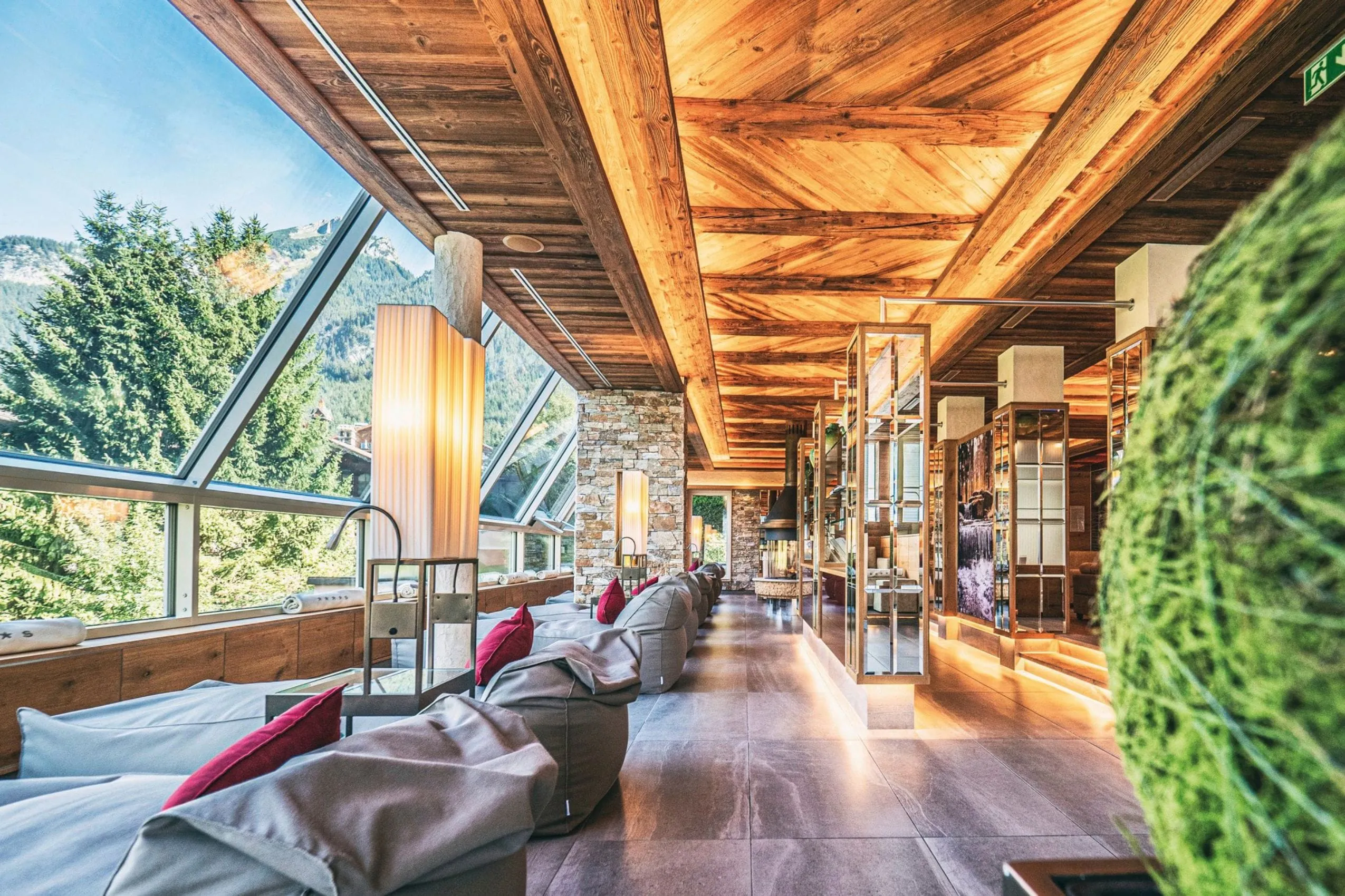 Ruhebereich mit bodenlangen Glasfronten in der Wellnessresidenz Alpenrose &ndash; der Alpine Kraftplatz.