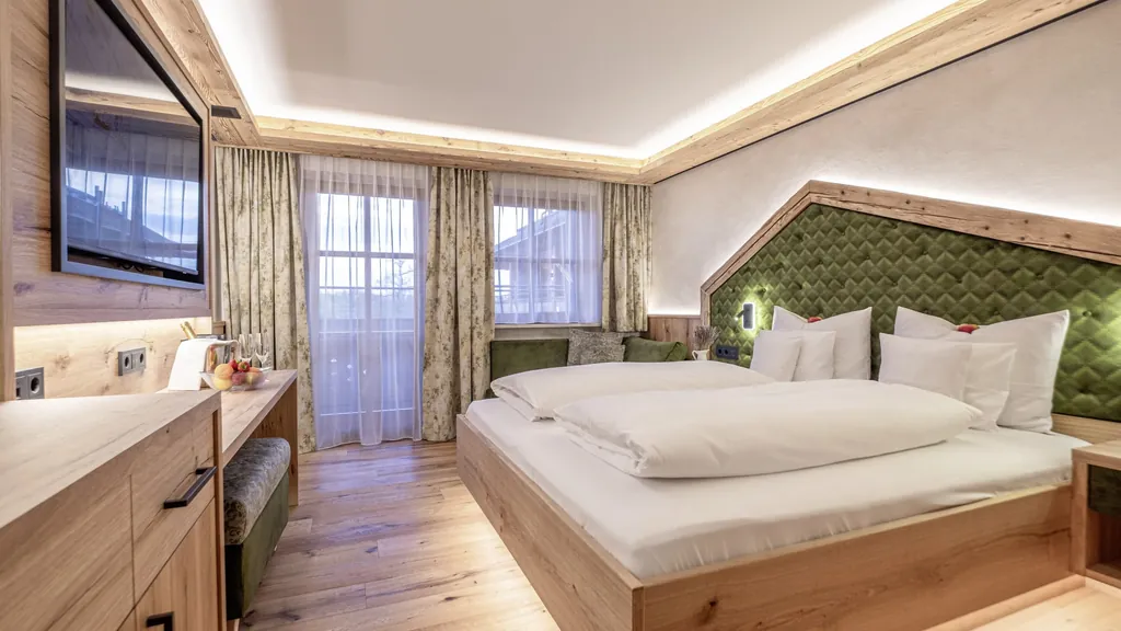 Blick in ein helles Doppelzimmer im Natur- und Wellnesshotel Brunner Hof in Arnschwang, ausgestattet mit viel Holz und Licht.