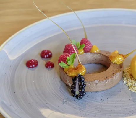 Delikat angerichtetes Dessertgericht im Hotel Brunner Hof in Arnschwang.