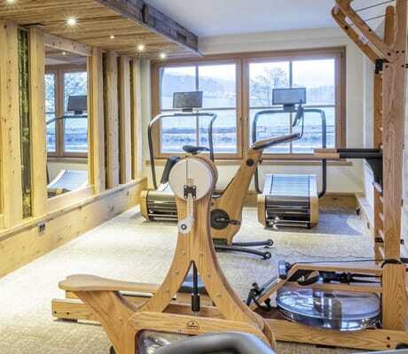 Fitnessbereich mit nachhaltigen Geräten aus Naturmaterialien wie Holz im Hotel Brunner Hof.