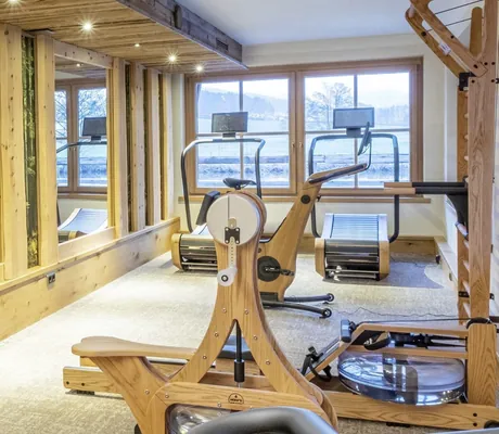 Fitnessbereich mit nachhaltigen Geräten aus Naturmaterialien wie Holz im Hotel Brunner Hof.
