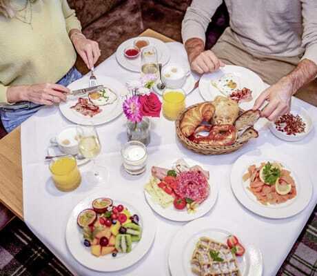 Vogelperspektive eines Frühstückstischs mit verschiedenen Gerichten und Lebensmitteln im Hotel Brunner Hof in Arnschwang.