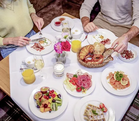 Vogelperspektive eines Frühstückstischs mit verschiedenen Gerichten und Lebensmitteln im Hotel Brunner Hof in Arnschwang.