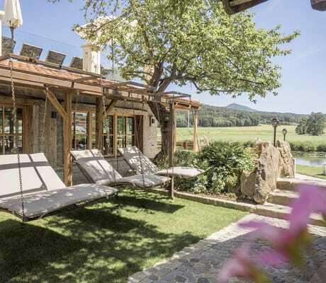 Außenbereich mit Relax Hängeliegen im Natur- und Wellnesshotel Brunner Hof in Arnschwang.