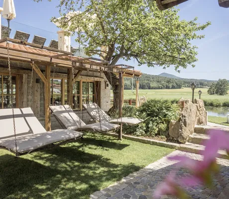 Außenbereich mit Relax Hängeliegen im Natur- und Wellnesshotel Brunner Hof in Arnschwang.