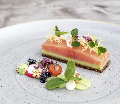 Ein Teller mit Lachs und appetitlich angerichtetem Gemüse aus dem Hotelrestaurant Brunner Hof in Arnschwang.