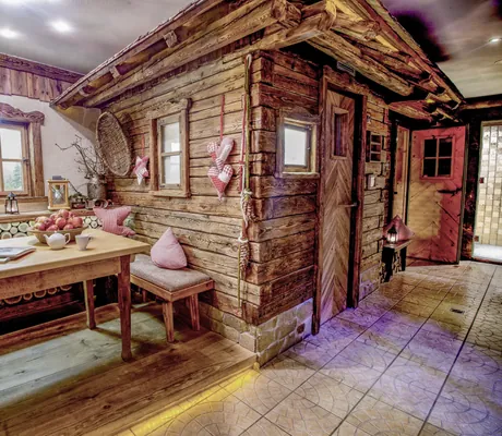 Rustikal-moderne Holzhütte im Innenbereich des Natur- und Wellnesshotels Brunner Hof in Arnschwang.
