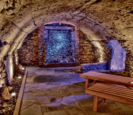 Blick in den Wellnessbereich mit Holzliegen und historischer Salzgrotte im Hotel Brunner Hof in Arnschwang.