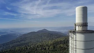 Der Hausberg Hohenberg des Brunner Hofs in Arnschwang im Bayerischen Wald, mit denkmalgeschütztem Aussichtsturm.