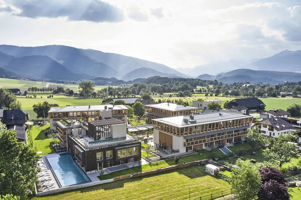 Vogelperspektive der Hotelansicht des Falkensteiner Hotel Kronplatz in Reischach bei Bruneck.