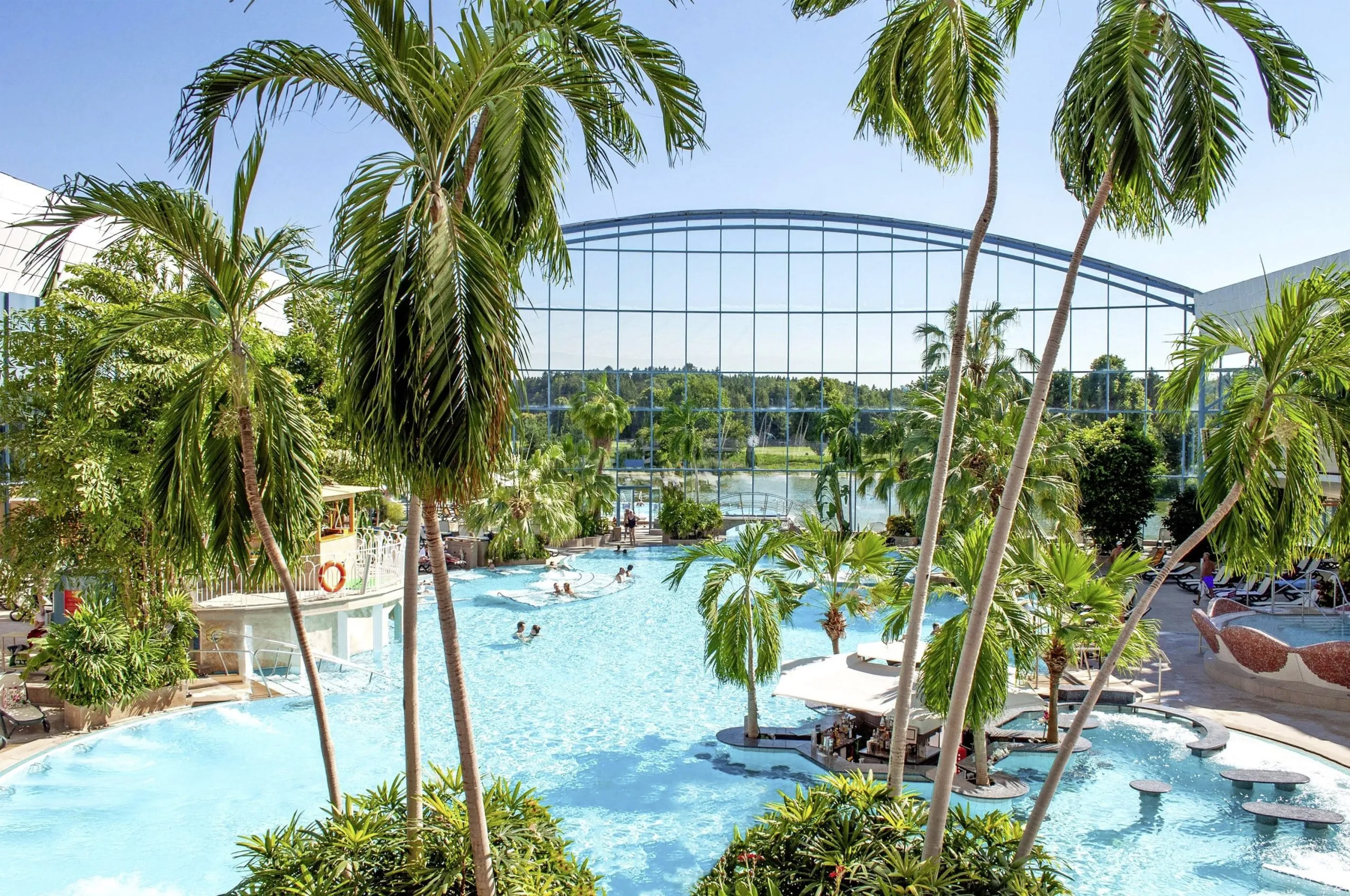 Palmen und türkisfarbenes Wasser in der Südsee Therme Bad Wörishofen.