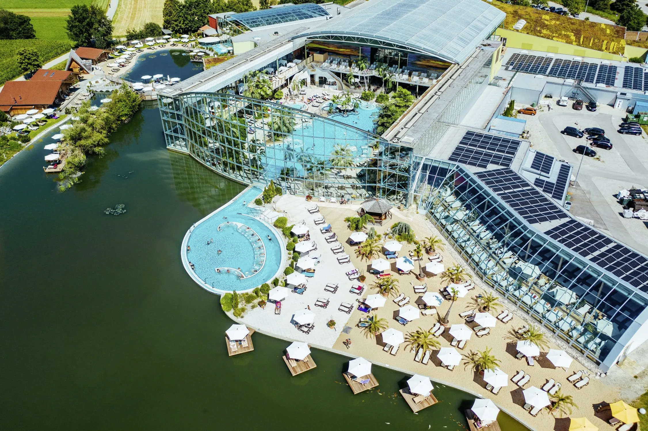 Vogelperspektive der Südsee Therme Bad Wörishofen mit Naturbadesee und Poolbereichen.