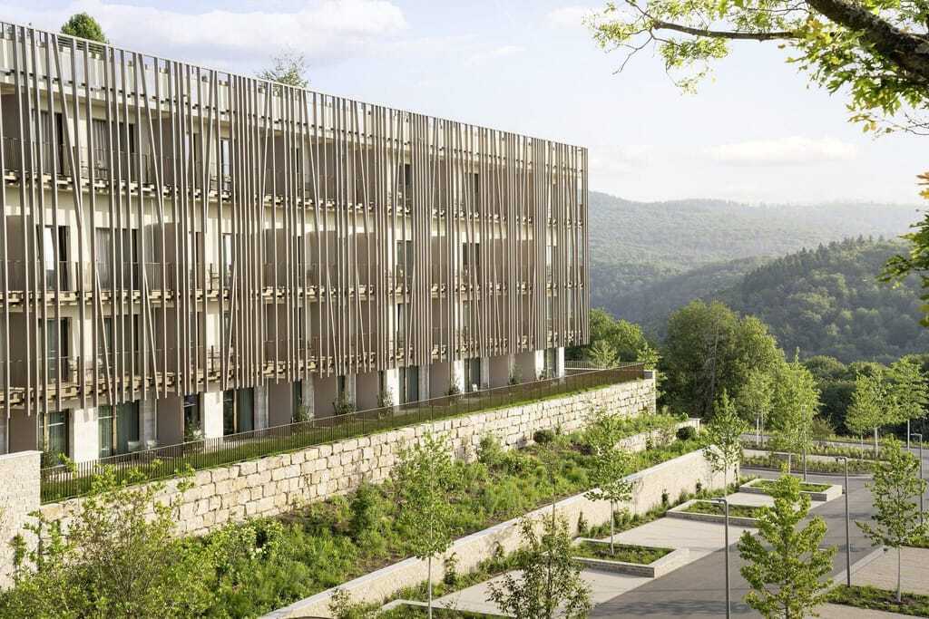 Außenansicht des Tagungshotels Wald.Weit Hotel & Retreatt in Kiedrich, Hessen.