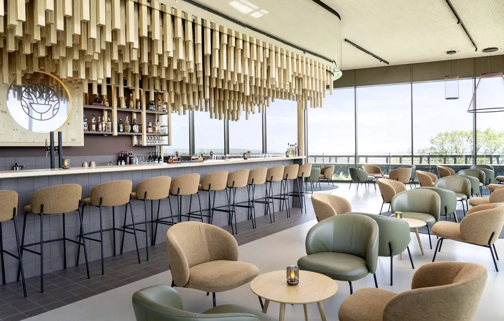 Die Rooftopbar des WALD.WEIT Rheingau Hotel & Retreat mit modernem Interieur.