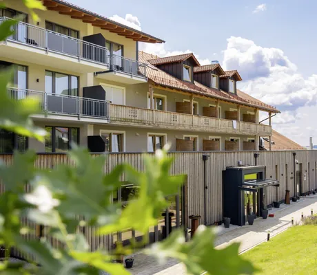 Häuserfassade mit viel Holz des Landrefugiums Obermüller in Untergriesbach.