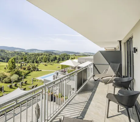 Balkon mit Blick über den Bayerischen Wald im Landrefugium Obermüller in Untergriesbach.