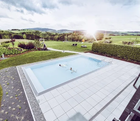 Eine leichte Vogelperspektive der Außenansicht des Infinitypools des Landrefugiums Obermüller im Bayerischen Wald, in Untergriesbach.
