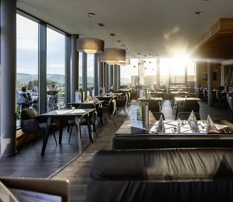Blick in das Restaurant mit Terrasse des Landrefugiums Obermüller in Untergriesbach.
