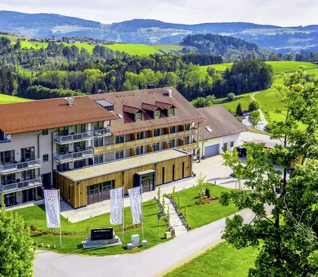 Vogelperspektive des Landrefugiums Obermüller in Untergriesbach, mit grünem Panorama-Hintergrund.