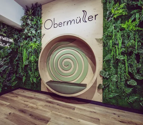 Ausschnitt aus dem Innen-Interieur des Landrefugiums Obermüller in Untergriesbach mit Pflanzen und Holz.