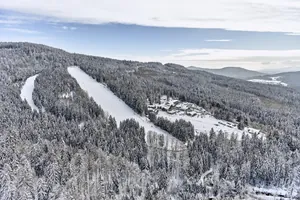 Blick auf den Skilift im Winter neben dem Wellnesshotel Riedlberg