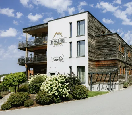Fassade des Wellnesshotel Riedlberg mit gepflegter Gartenanlage
