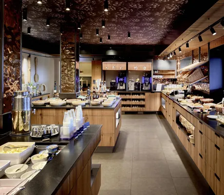 Reichhaltiges Frühstücksbuffet mit frischen Speisen, Getränken in stilvollem Design im Wellnesshotel Riedlberg