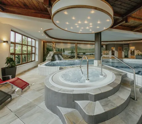 Indoorpool mit separatem Whirlpool, Holzdecke und bemalter Wand im Wellnesshotel Riedlberg