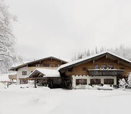 verschindeltes Eingangsgebäude der Schlossanger Alp im tiefen Schnee