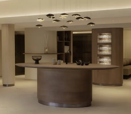 elyptischer Holztisch im Empfangsbereich des Spa im Schlossanger Alp