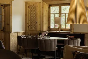 Schachbrett in der Lounge der Schlossanger Alp unter einem Fenster mit Hischgeweih-Lampe