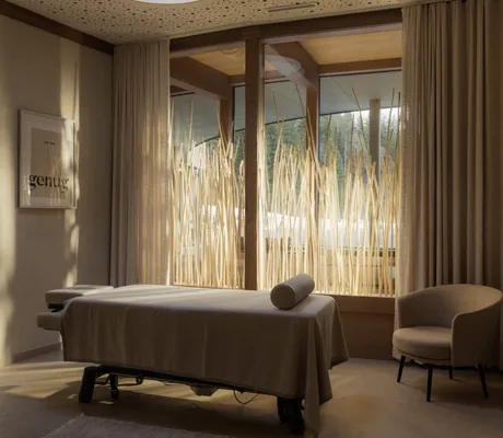 Massageliege in der Schlossanger Alp in Behandlungsraum mit Schilfgras am Fenster