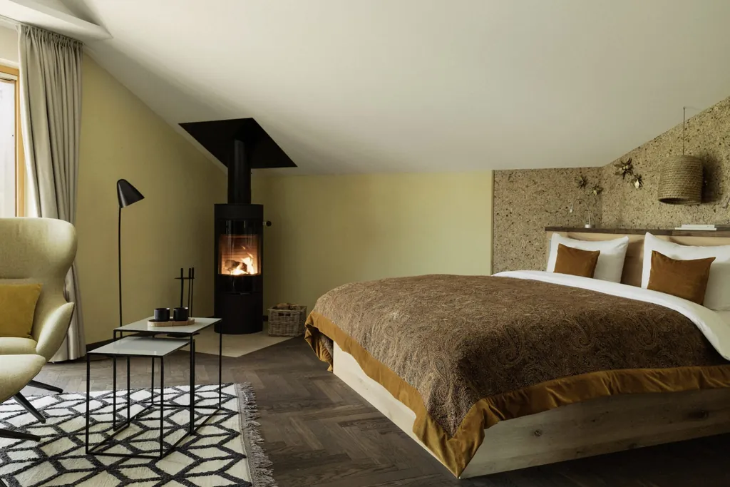 Doppelzimmer in der Schlossanger Alp mit prasselndem schwarzen Kamin