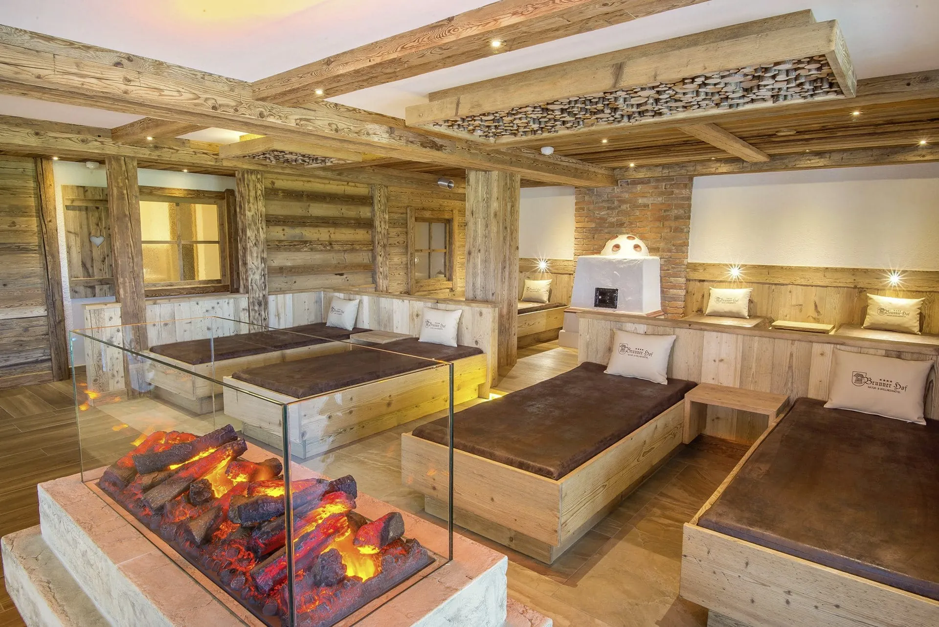 Ruhebereich mit viel Holz und Effektkamin im Natur- und Wellnesshotel Brunner Hof in Arnschwand.