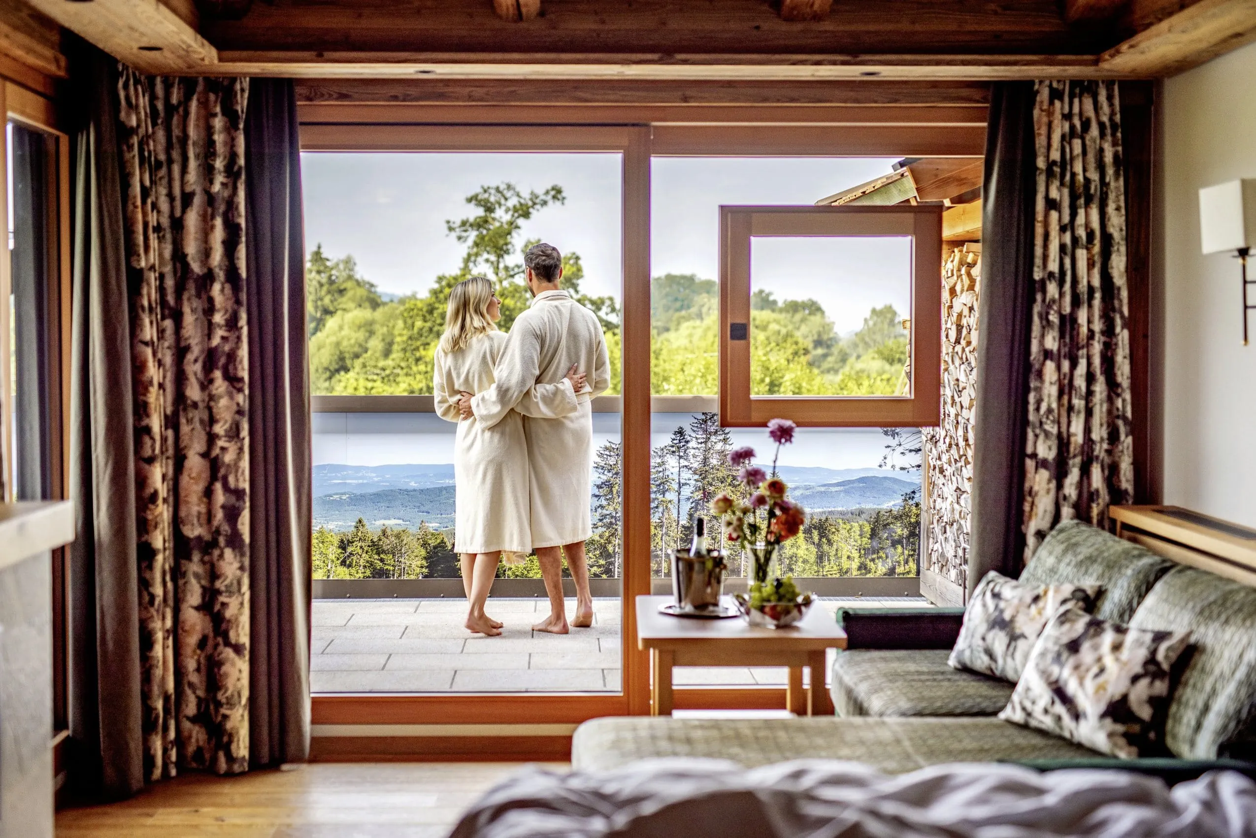 Ein Paar auf der privaten Terrasse mit Panoramablick im Zimmer.
